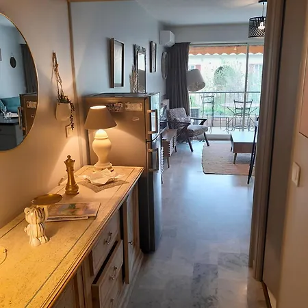 A 100m De La Мандельё-ла-Напуль