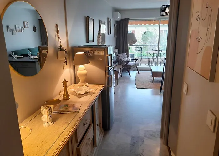 A 100m De La Мандельё-ла-Напуль